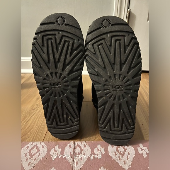 Ugg Women's Classic Short II - Picture 3 of 10